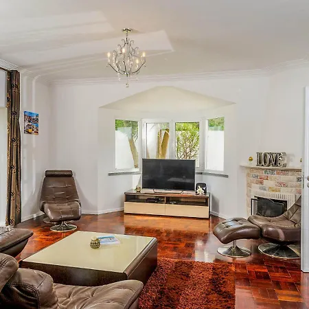 Sleeps 11 With Pool Air Con And Wifi * Birre