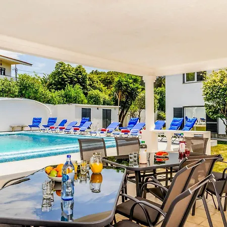 Sleeps 11 With Pool Air Con And Wifi Birre